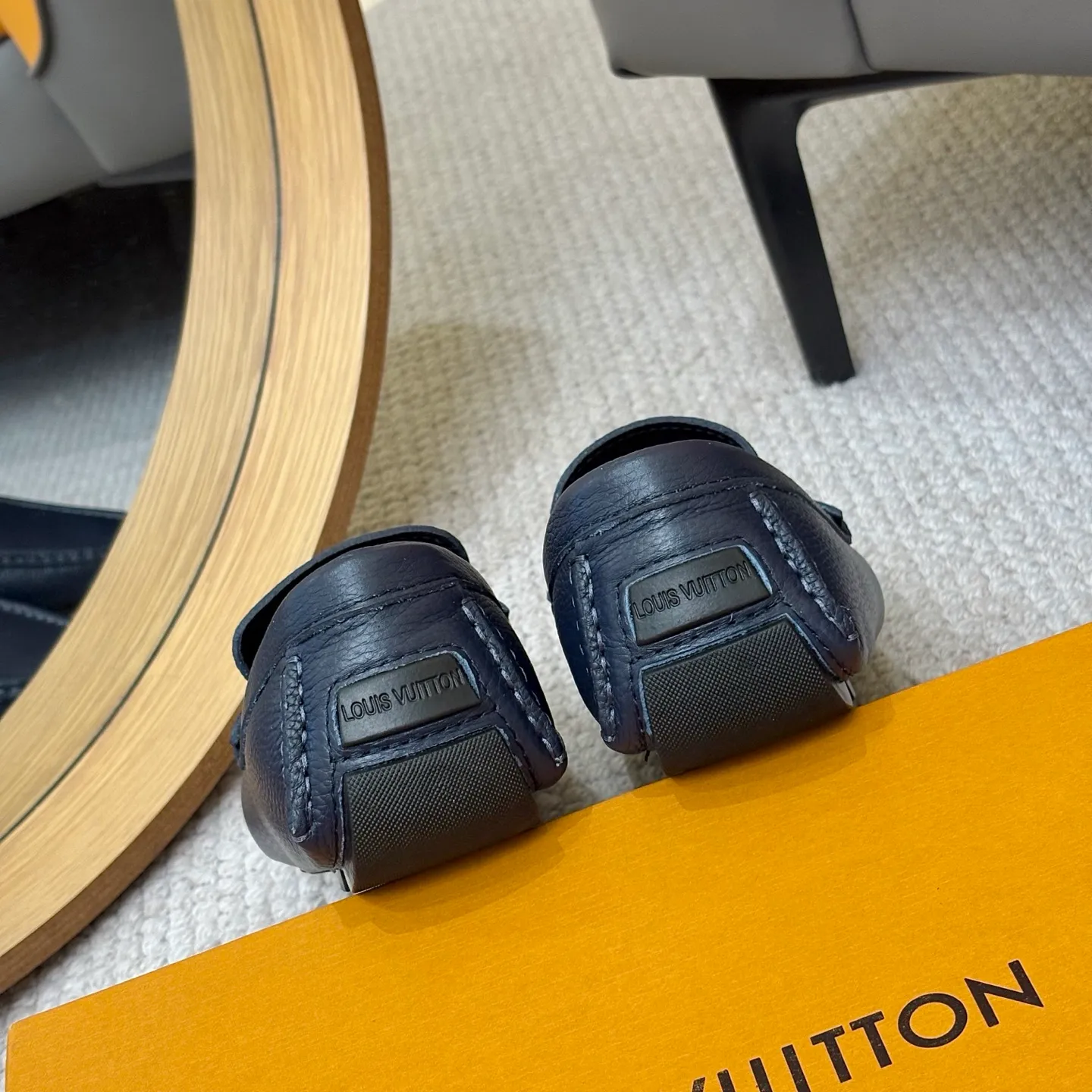 Men's men's shoes 💰420 (Yangli) LV 2⃣️0⃣️2⃣️5️⃣Spring and summer counter GLORIA series models ✈️Original factory special leather production, original last type. A classic driving slip-on casual shoe that shows an elegant style with exquisite craftsmanship details such as Monogram embossing all over the upper🌀Italian imported calfskin fabric Sheepskin foot pads➕Inside～Private mold replica sole Unique style Comfortable driving slip-on Size: 4-12 (38-46) Comes with [Counter packaging: original box, wrapping paper, card, instruction manual, shoehorn, cloth bag] No pressure to enter and leave the counter!